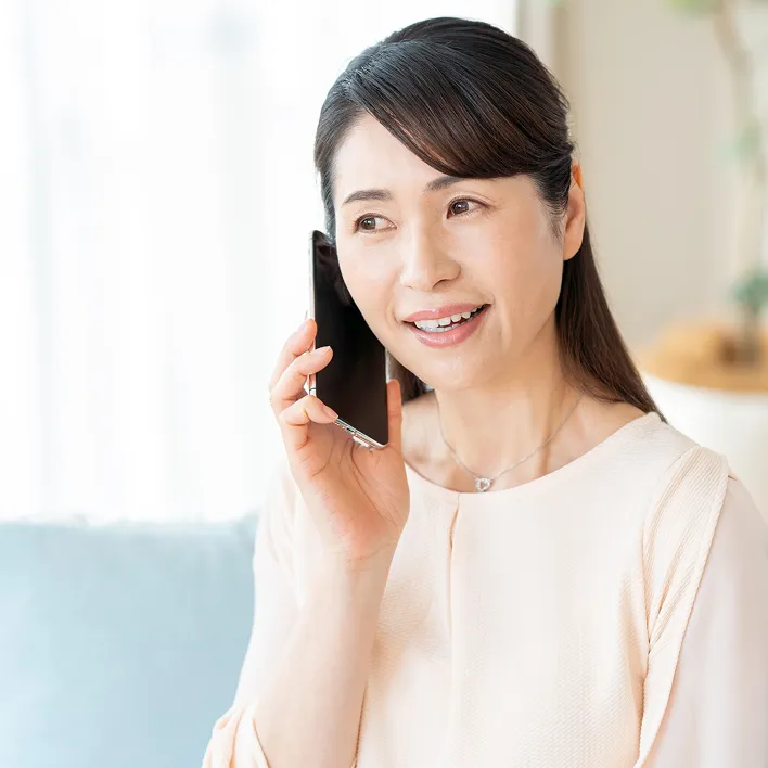 お電話またはLINEでお問い合わせをしているイメージ