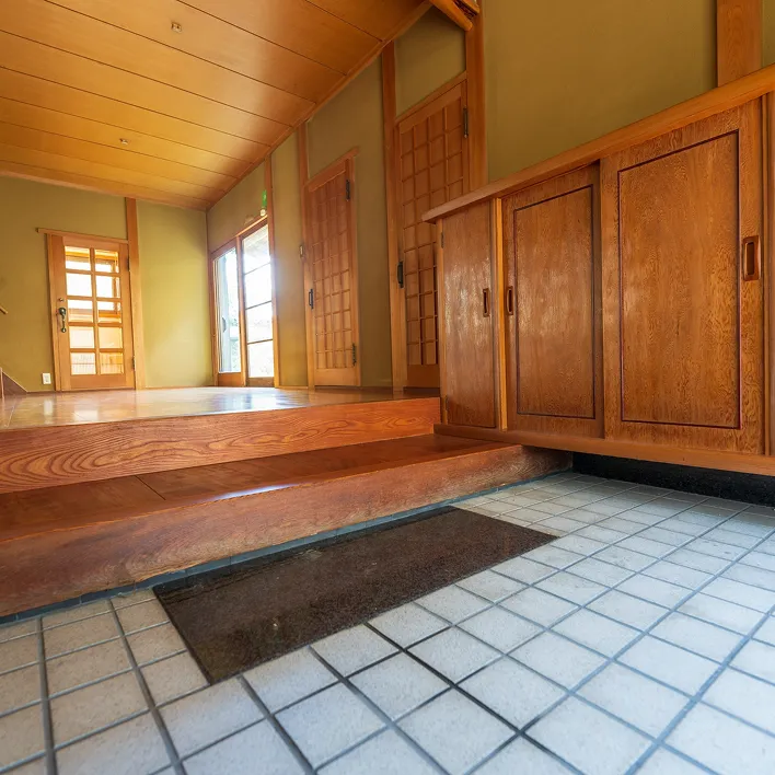 査定スタッフがご自宅に訪問しているイメージ