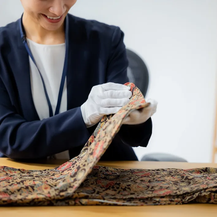 お品物を丁寧に査定し買取を行っているイメージ